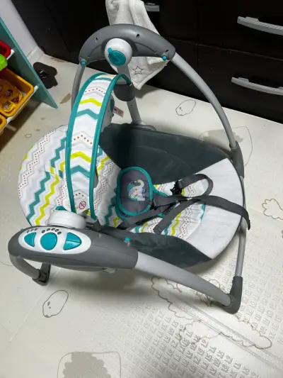 Columpio para bebé con diseño colorido y seguro - miniatura 1