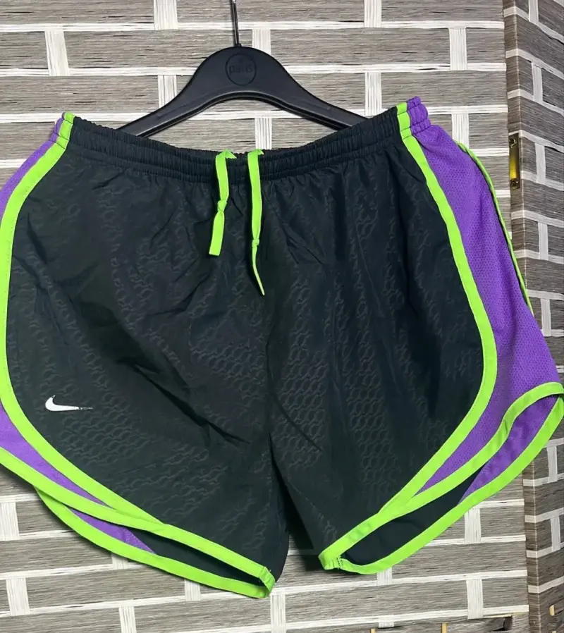 Shorts deportivos Nike negros y verdes talla S