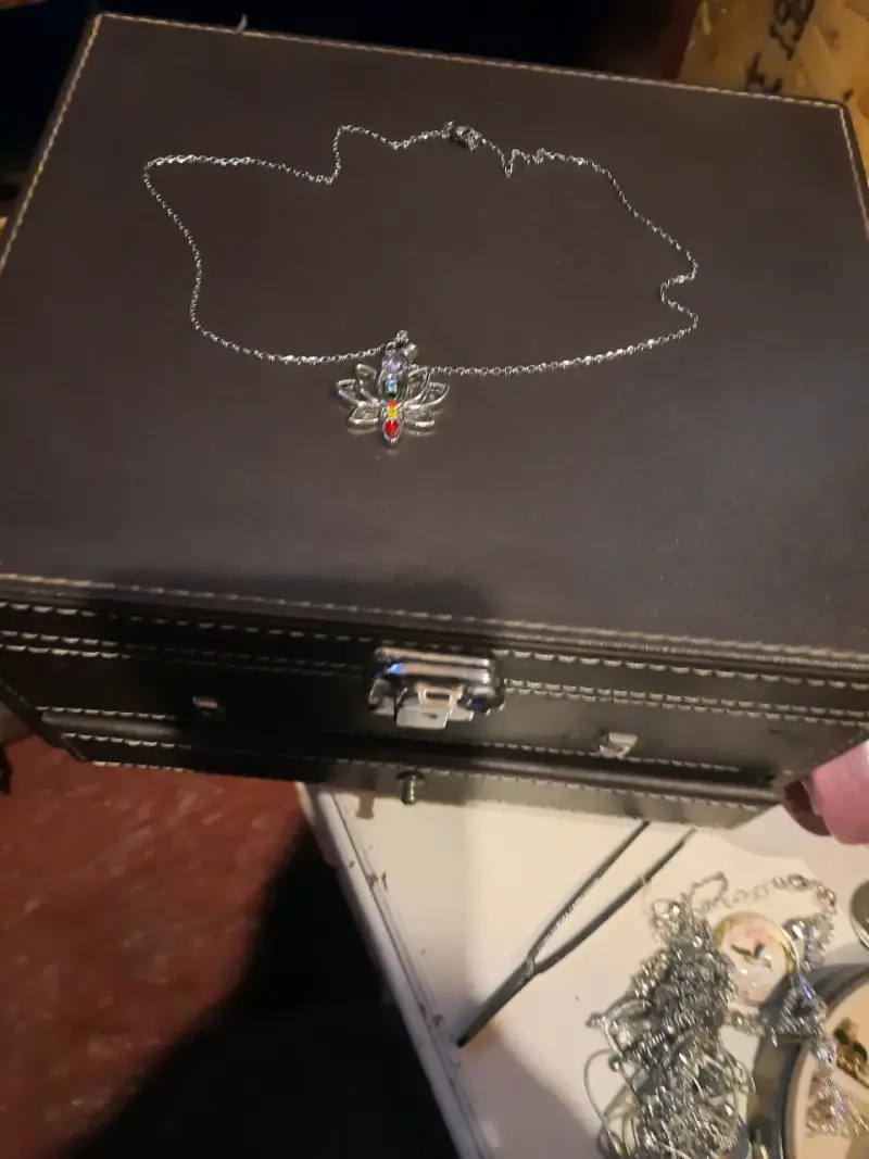 Collar de plata con colgante de flor y piedras - 1