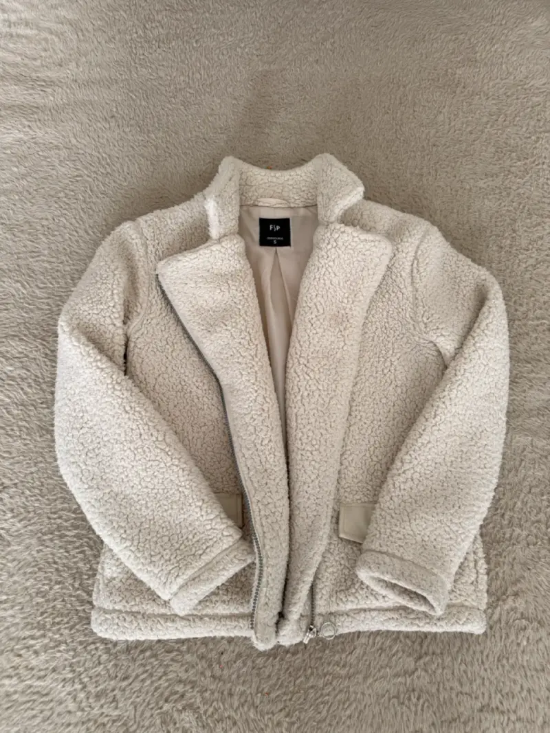 Chaqueta de lana sintética beige F&P