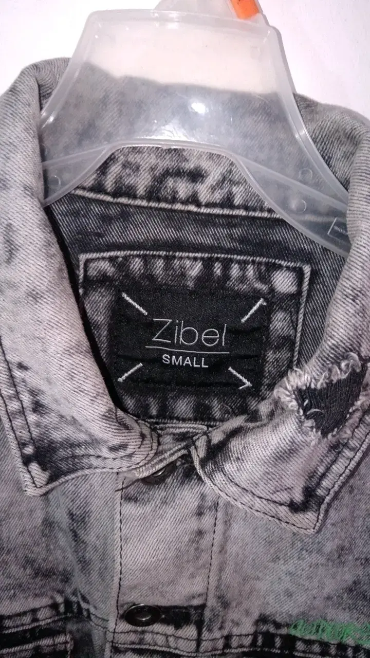 Chaqueta de mezclilla Zibel con diseño gráfico - 3