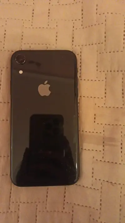 iPhone XR negro en buen estado - miniatura 1