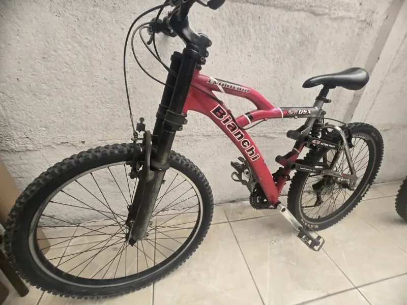 Bicicleta de montaña Bianchi roja con suspensión - 1