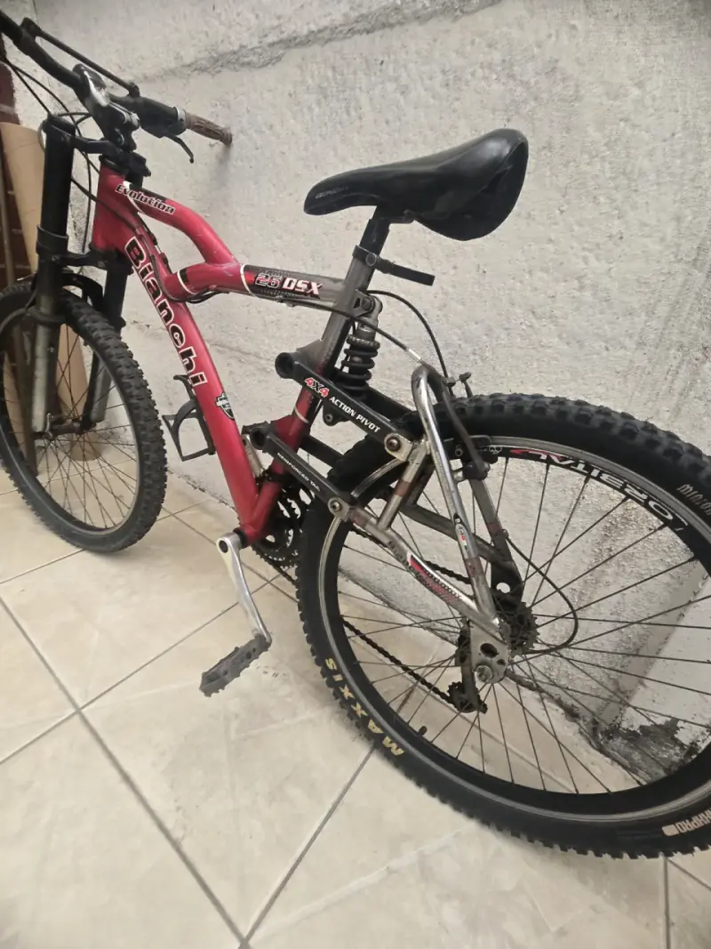 Bicicleta de montaña Bianchi roja con suspensión - 2