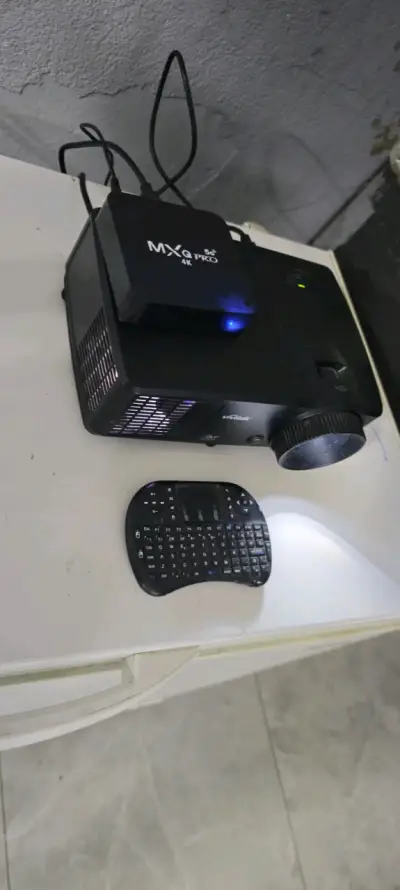 Proyector Vivitek DLP con Android TV Box - miniatura 1