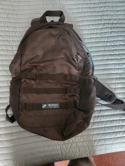 Mochila Xtrem negra con diseño geométrico - miniatura 1