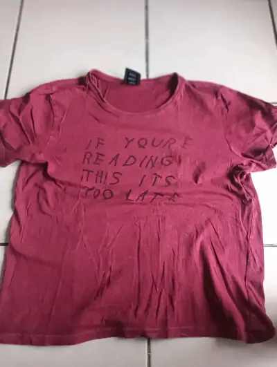 Polera roja con estampado frontal - miniatura 1