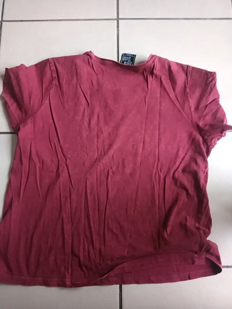 Polera roja con estampado frontal - 2