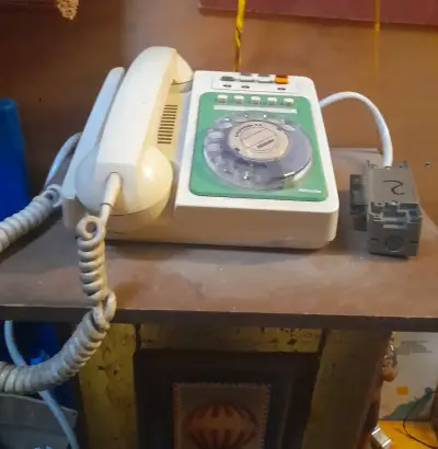 Teléfono fijo vintage con disco giratorio - miniatura 1