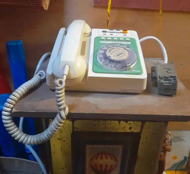 Teléfono fijo vintage con disco giratorio - 2