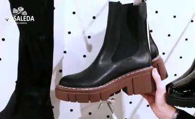 Botines Chelsea de cuero negro con suela gruesa - miniatura 1