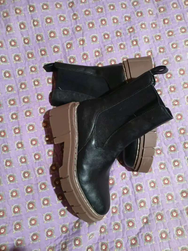 Botines Chelsea de cuero negro con suela gruesa - 3