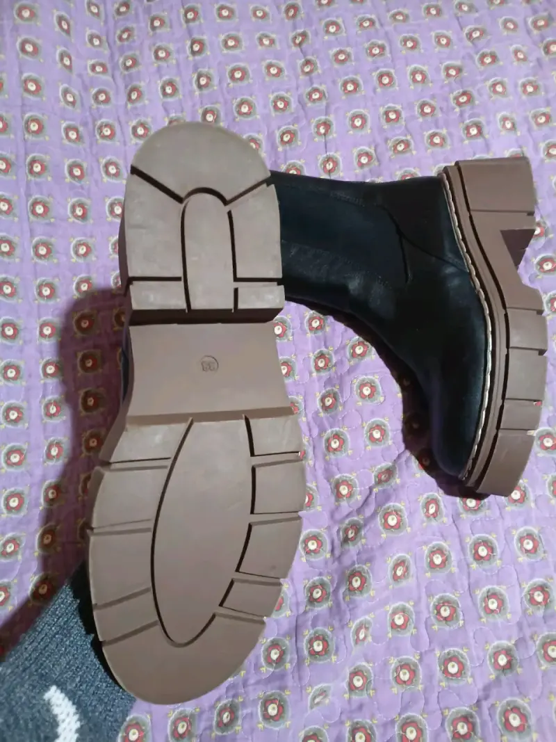 Botines Chelsea de cuero negro con suela gruesa - 4