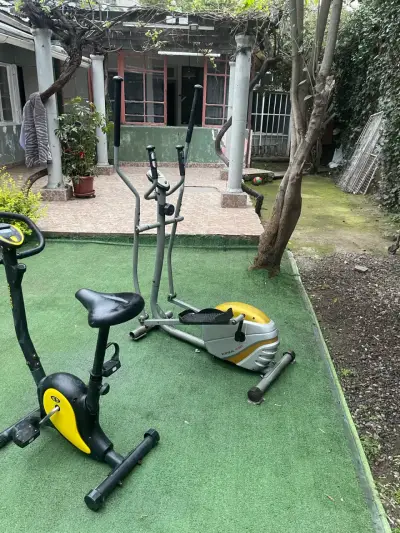 Bicicleta estática y elíptica para ejercicio en casa - miniatura 2