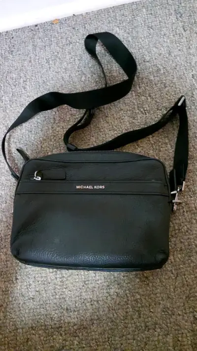 Bolso cruzado negro Michael Kors en buen estado - miniatura 1