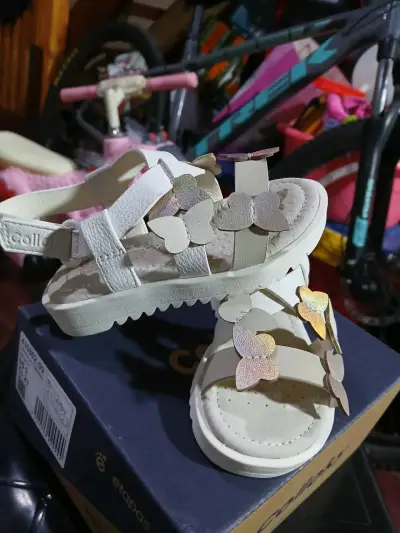 Sandalias blancas para niña con mariposas - miniatura 1