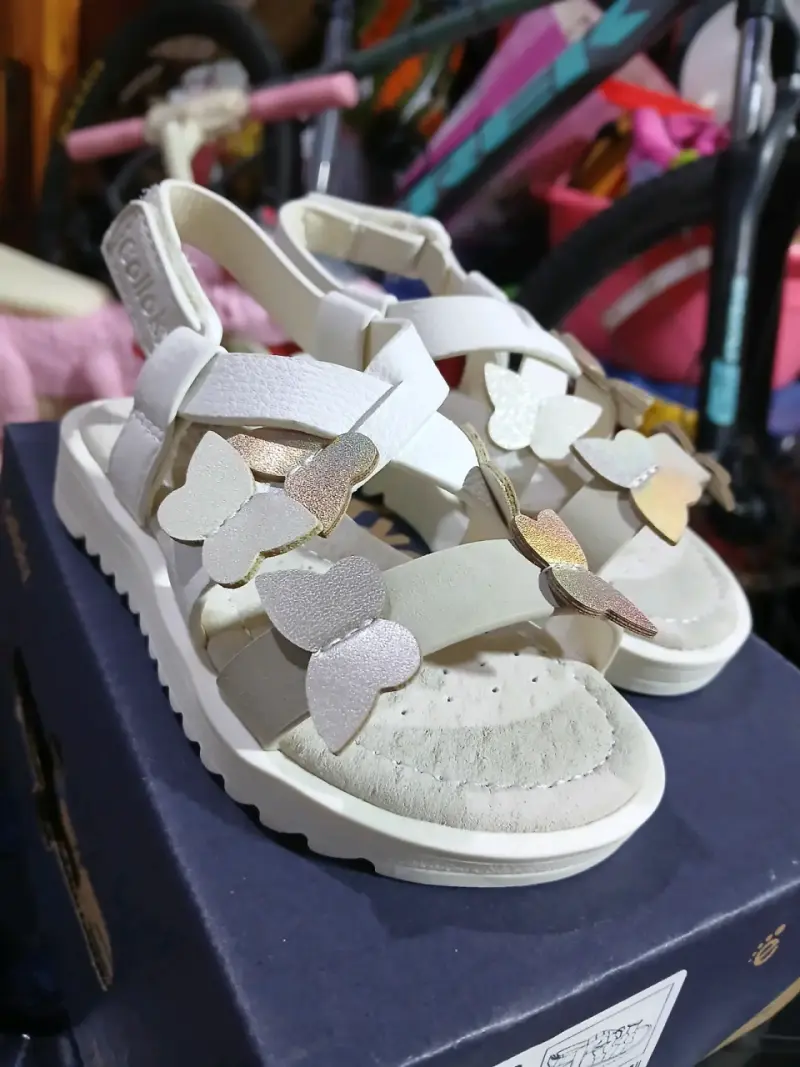 Sandalias blancas para niña con mariposas - 2