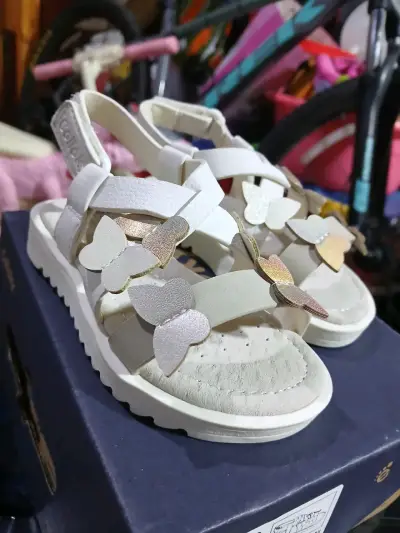 Sandalias blancas para niña con mariposas - miniatura 2