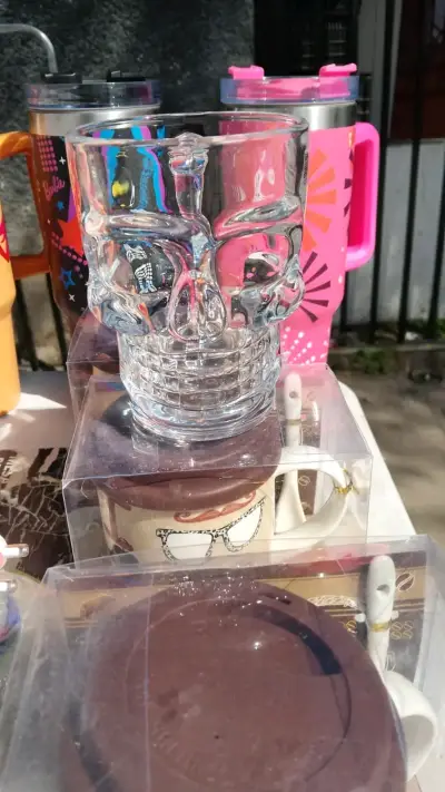 Vaso de Vidrio en Forma de Calavera - miniatura 1
