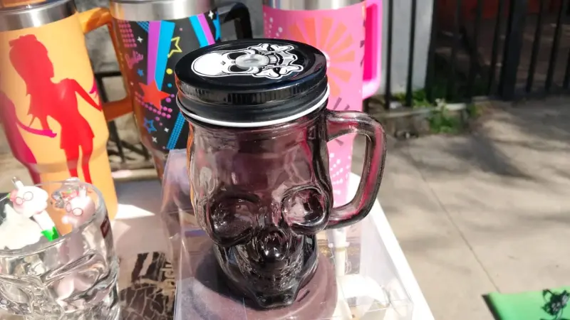 Vaso de Vidrio en Forma de Calavera - 4