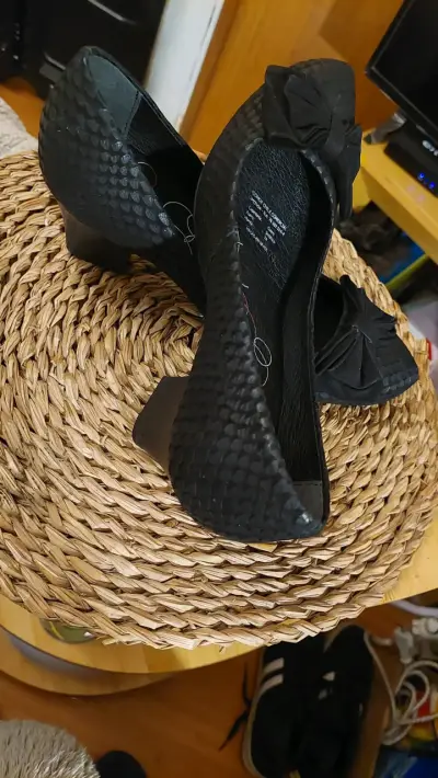 Zapatos de tacón bajo negros con lazo - miniatura 1