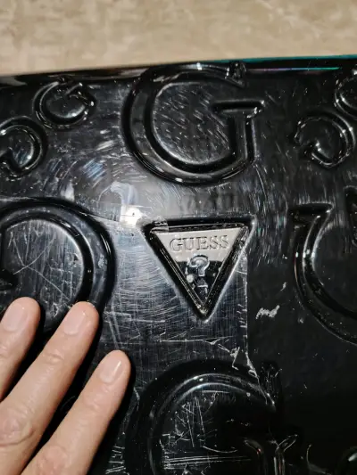 Maleta de viaje Guess negra con diseño en relieve - miniatura 1