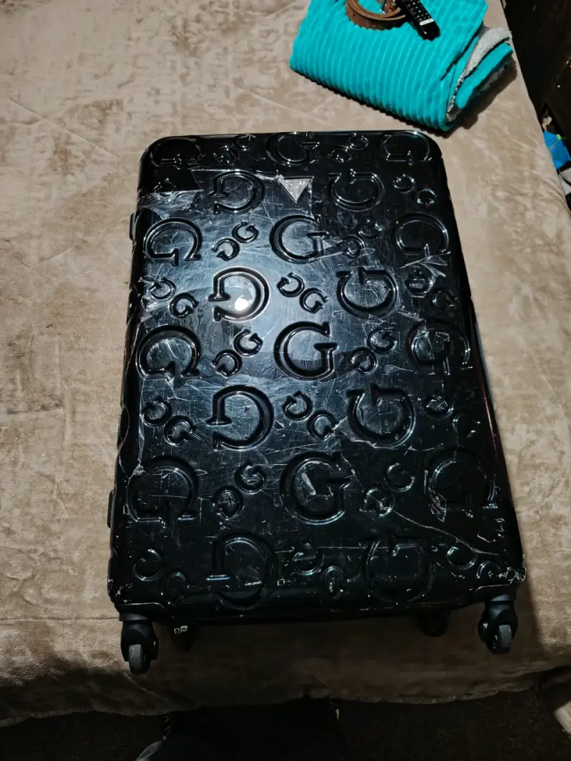 Maleta de viaje Guess negra con diseño en relieve - 2