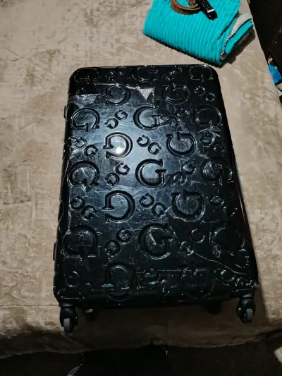 Maleta de viaje Guess negra con diseño en relieve - miniatura 2