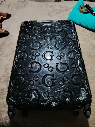 Maleta de viaje Guess negra con diseño en relieve - miniatura 3