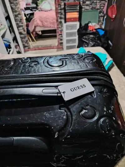Maleta de viaje Guess negra con diseño en relieve - miniatura 4