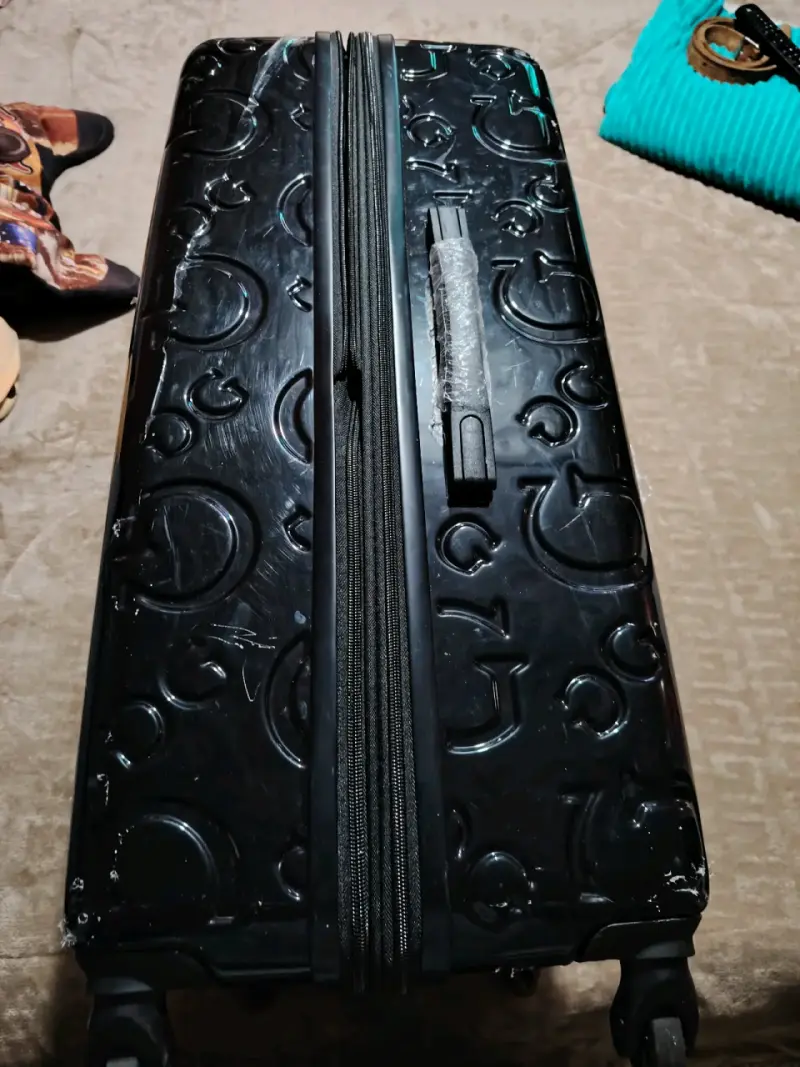 Maleta de viaje Guess negra con diseño en relieve - 5