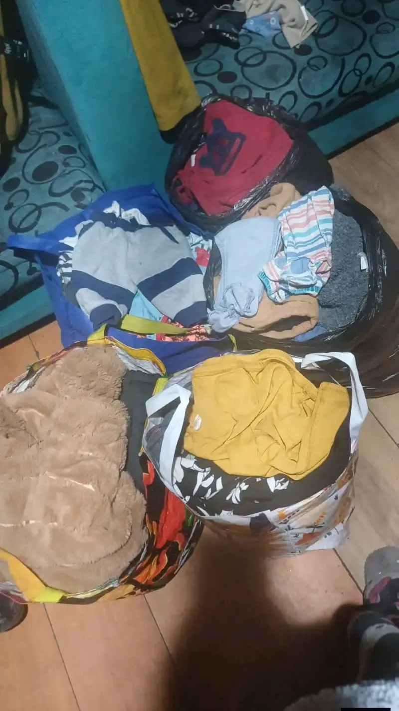 Lote de ropa variada para niños y adultos
