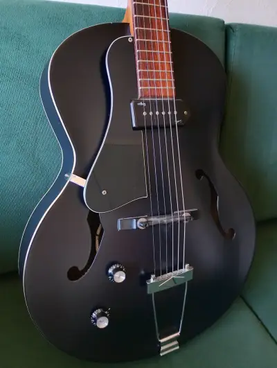 Guitarra eléctrica Godin 5th Avenue negra Zurdo - miniatura 2