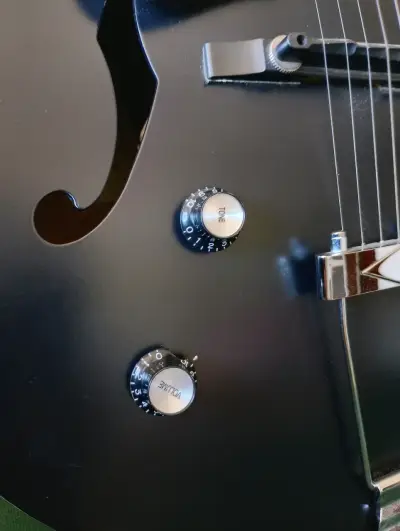 Guitarra eléctrica Godin 5th Avenue negra Zurdo - miniatura 4