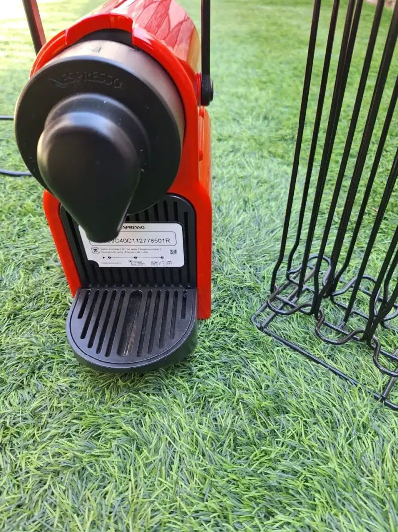 Cafetera Nespresso Inissia Roja con Soporte de Cápsulas - 2