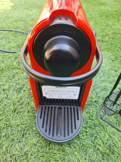 Cafetera Nespresso Inissia Roja con Soporte de Cápsulas - miniatura 3