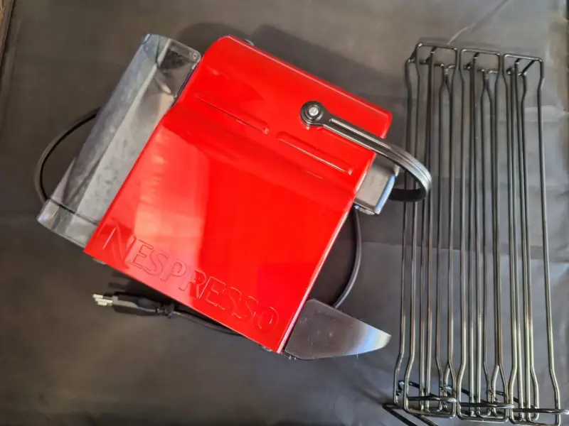 Cafetera Nespresso Inissia Roja con Soporte de Cápsulas - 4