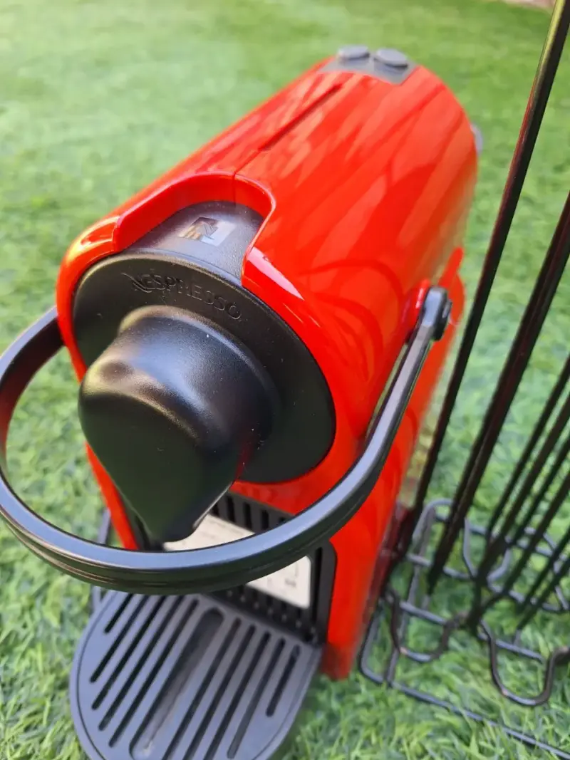 Cafetera Nespresso Inissia Roja con Soporte de Cápsulas - 5