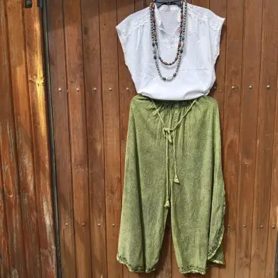 Conjunto de blusa y falda en tonos pastel - miniatura 2