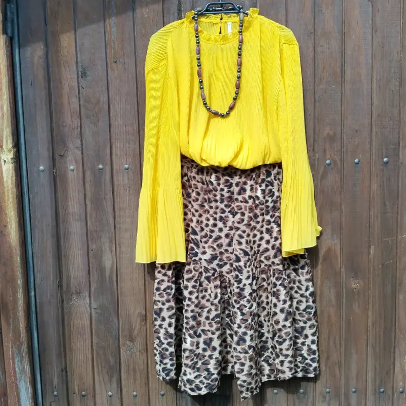 Conjunto de blusa y falda en tonos pastel - 5