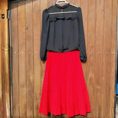 Conjunto de blusa negra y falda roja elegante - miniatura 1