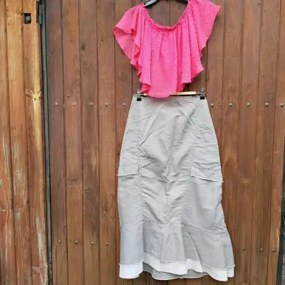Conjunto de blusa negra y falda roja elegante - miniatura 2