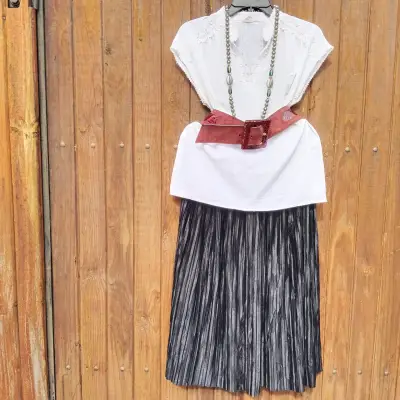 Conjunto de blusa negra y falda roja elegante - miniatura 6