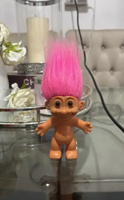 Muñeco Troll clásico con cabello rosa - miniatura 1