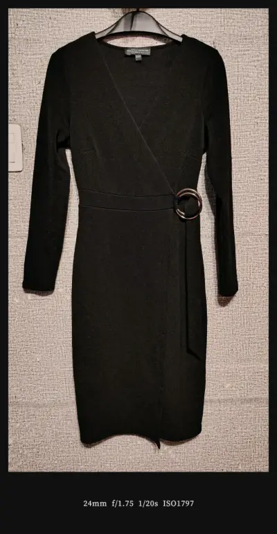 Vestido negro elegante con detalle de hebilla - miniatura 2