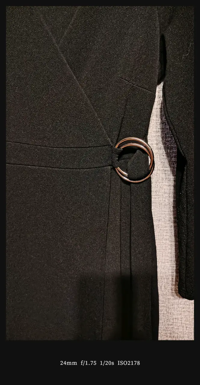 Vestido negro elegante con detalle de hebilla - 3