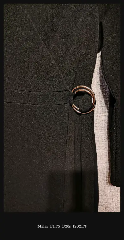 Vestido negro elegante con detalle de hebilla - miniatura 3
