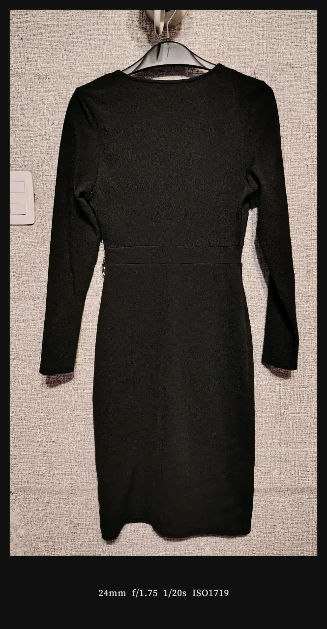 Vestido negro elegante con detalle de hebilla - 4
