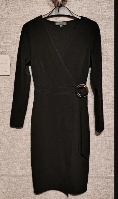 Vestido negro elegante con detalle de hebilla - miniatura 5