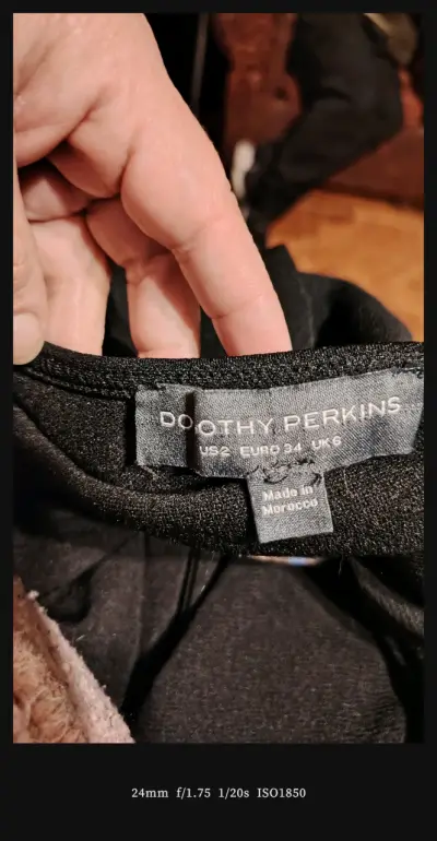 Vestido negro elegante con detalle de hebilla - miniatura 6